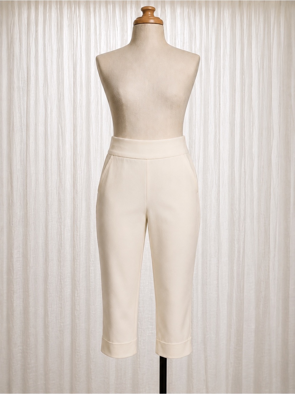 Never worn: White Cropped Ponte Knit Pull-On Pants